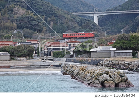 山脈をバックに穏やかな海岸線を走る40系気動車 山脈をバックに穏やかな海岸線を走る40系気動車 110396404