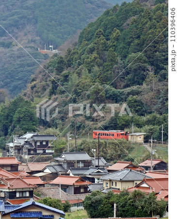 山深い集落に入る山陰本線のローカル気動車 山深い集落に入る山陰本線のローカル気動車 110396406