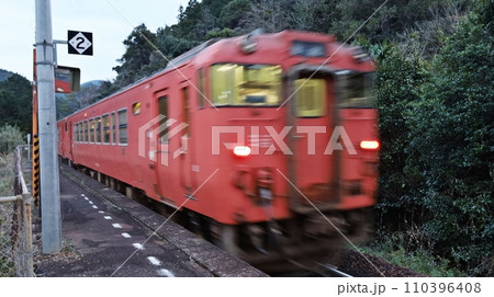 飯井駅を出発した早朝のローカル気動車 飯井駅を出発した早朝のローカル気動車 110396408