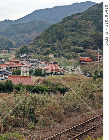 市境を突破する山陰本線の40系単行気動車 110396410