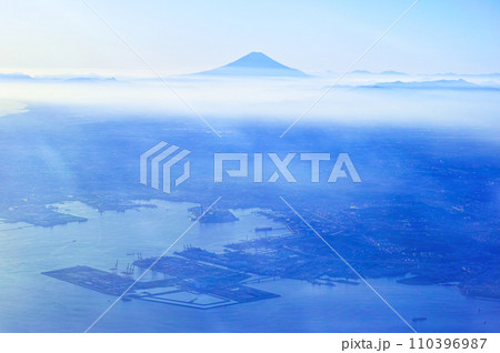 航空機の機内から見た横浜市磯子区エリアと富士山 110396987
