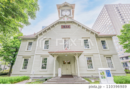 北海道札幌市 札幌のシンボルで人気の観光名所 札幌市時計(旧札幌農学校演武場) 北海道札幌市 札幌のシンボルで人気の観光名所 札幌市時計(旧札幌農学校演武場) 110396989