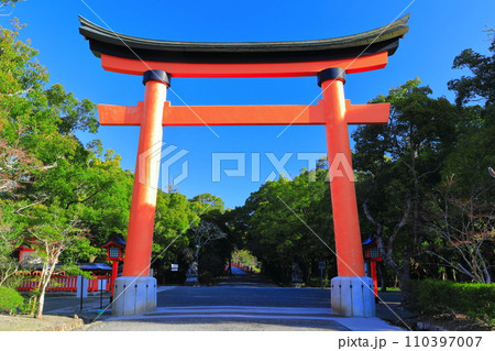 【大分県】晴天の宇佐神宮の表参道大鳥居 110397007
