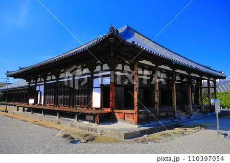 【奈良県】晴天の元興寺の極楽坊本堂 【奈良県】晴天の元興寺の極楽坊本堂 110397054