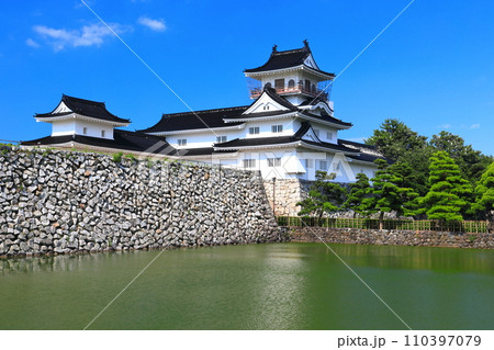 【富山県】快晴の富山城址公園 【富山県】快晴の富山城址公園 110397079