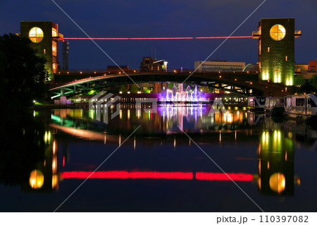 【富山県】晴天の富岩運河環水公園の夜景 110397082