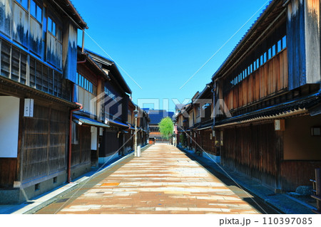 【石川県】快晴の金沢（ひがし茶屋街）　 110397085