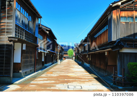 【石川県】快晴の金沢(ひがし茶屋街) 【石川県】快晴の金沢(ひがし茶屋街) 110397086