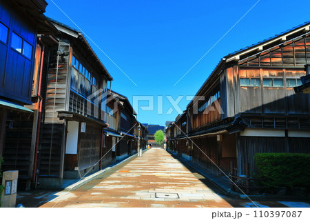 【石川県】快晴の金沢(ひがし茶屋街) 【石川県】快晴の金沢(ひがし茶屋街) 110397087