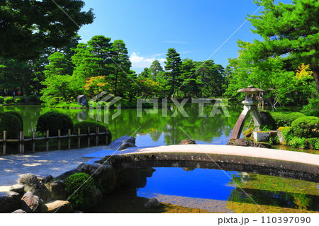 【石川県】晴天の兼六園　徽軫灯籠 110397090
