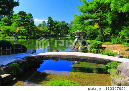 【石川県】晴天の兼六園　徽軫灯籠 110397092
