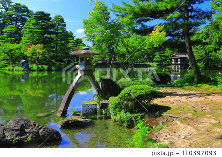 【石川県】晴天の兼六園　徽軫灯籠 110397093