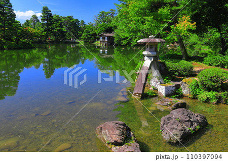 【石川県】晴天の兼六園　徽軫灯籠 110397094