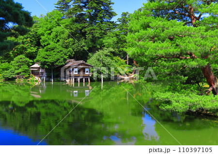 【石川県】晴天下の兼六園　霞ヶ池と内橋亭 110397105
