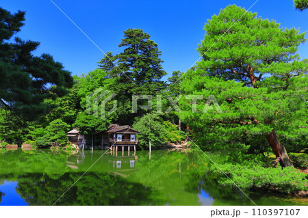 【石川県】晴天下の兼六園　霞ヶ池と内橋亭 110397107