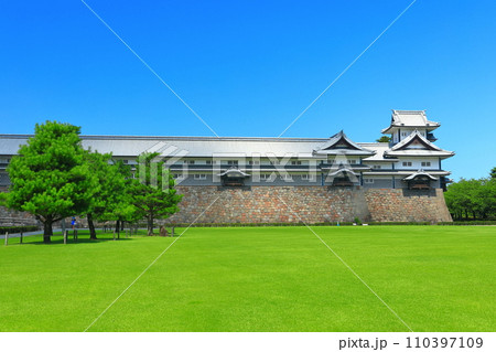 【石川県】快晴の金沢城（五十間長屋） 110397109
