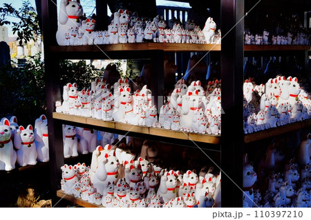 招き猫発祥の地　豪徳寺　招福殿の周りにいる大量の招き猫たち 110397210