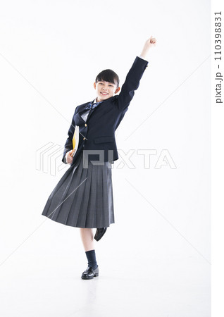女子中学生 ポートレート 白バック 女の子 中学生 カメラ目線 ジャンプ ガッツポーズ 女子中学生 ポートレート 白バック 女の子 中学生 カメラ目線 ジャンプ ガッツポーズ 110398831