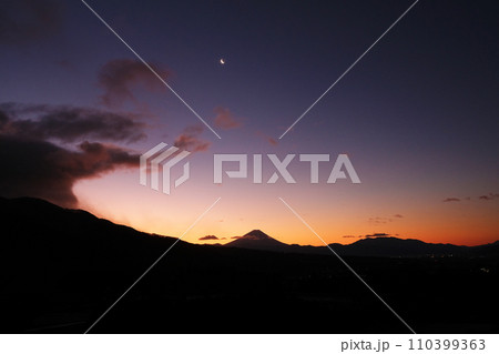 富士山と朝焼けに染まる空、三日月 富士山と朝焼けに染まる空、三日月 110399363