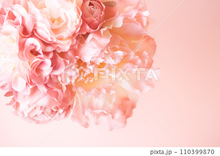 背景素材・コーラルピンクの花々（造花） 110399870