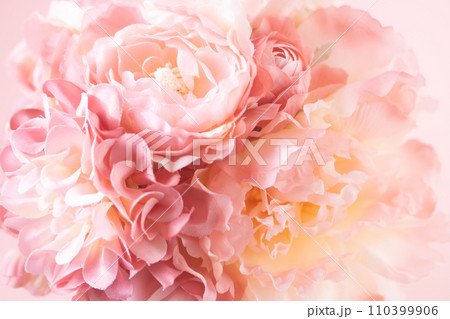 背景素材・コーラルピンクの花々（造花） 110399906