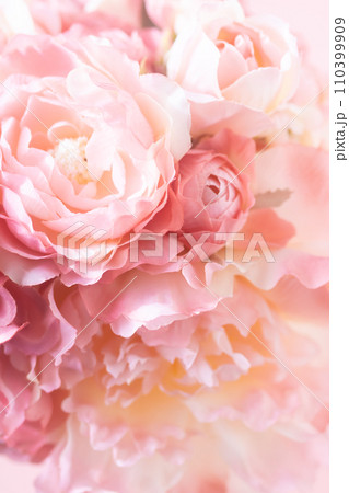 背景素材・コーラルピンクの花々（造花） 110399909