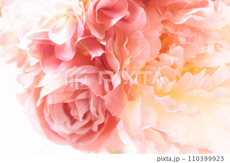 背景素材・コーラルピンクの花々（造花） 110399923