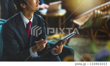 高級なラウンジでのポートレート撮影 110401013