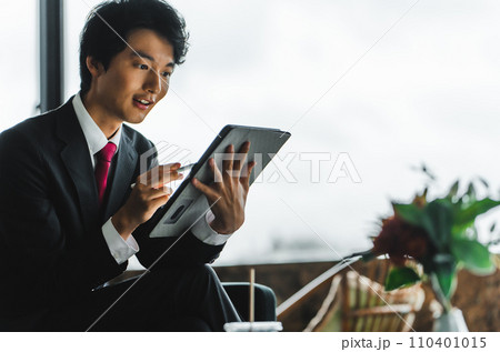 高級なラウンジでのポートレート撮影 110401015