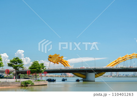 Dragon bridge and Han river in Danang, Vietnam 110401263
