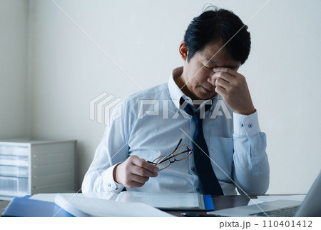 長時間勤務で疲れたビジネスマン 110401412