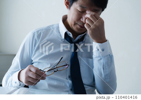 長時間勤務で疲れたビジネスマン 110401416