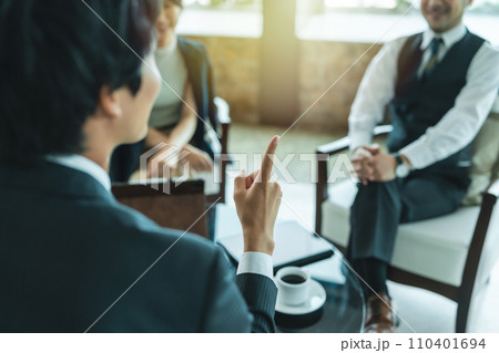 高級なラウンジでのポートレート撮影 110401694