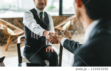 高級なラウンジでのポートレート撮影 110401696