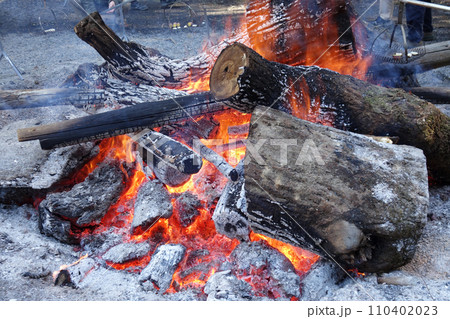 《お焚き上げ》正月風景・神社の焚き火 《お焚き上げ》正月風景・神社の焚き火 110402023