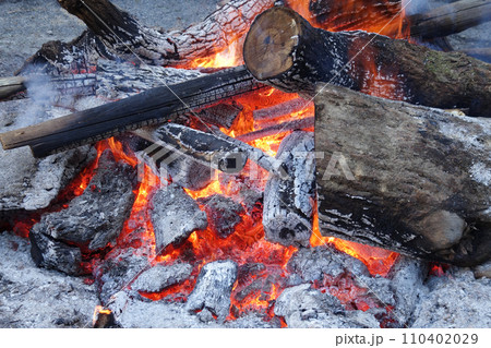 《お焚き上げ》正月風景・神社の焚き火 110402029