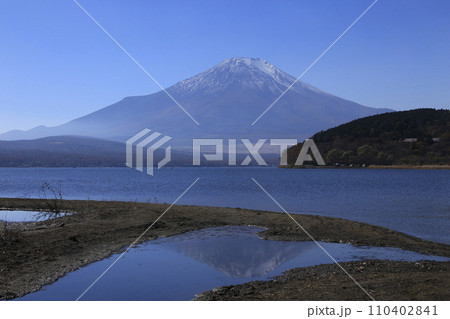 山中湖から見た冬の晴れた空と山中湖 山中湖から見た冬の晴れた空と山中湖 110402841