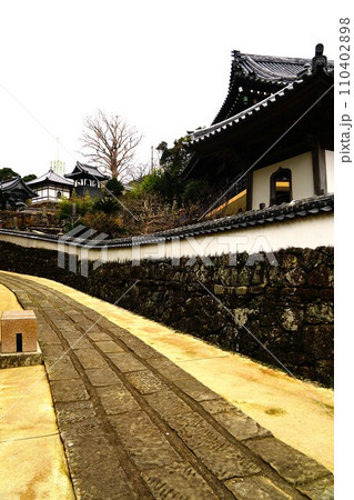 長崎県　平戸市　寺院と教会の見える風景 110402898