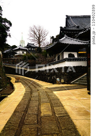 長崎県　平戸市　寺院と教会の見える風景 110402899