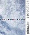空と雲と万国旗 110402994