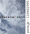 空と雲と万国旗 110402995
