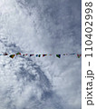 空と雲と万国旗 110402998