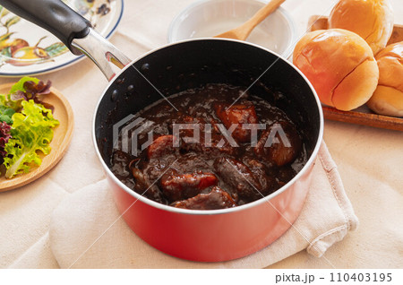 鍋で煮込んだ牛すねシチュー 110403195