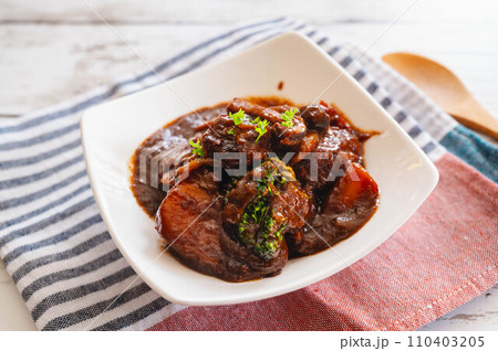 牛すね肉と野菜の赤ワイン煮込み 110403205