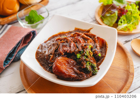 牛すね肉と野菜の赤ワイン煮込み 110403206