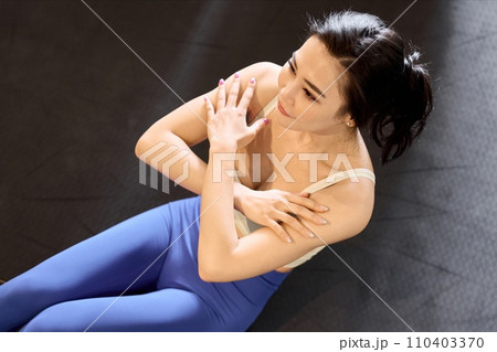 クランチで腹筋を鍛える女性 110403370