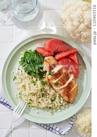 カリフラワーライスと鶏胸肉の低糖質プレート カリフラワーライスと鶏胸肉の低糖質プレート 110403516