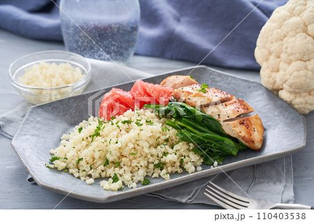 カリフラワーライスと鶏胸肉の低糖質プレート 110403538