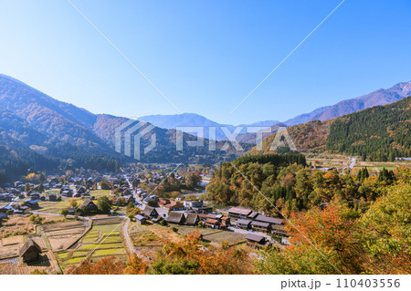 世界遺産白川郷の秋景色　岐阜県白川村 110403556