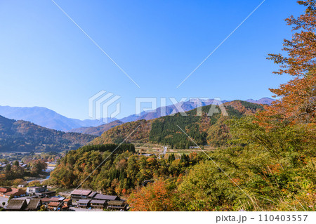 世界遺産白川郷の秋景色　岐阜県白川村 110403557